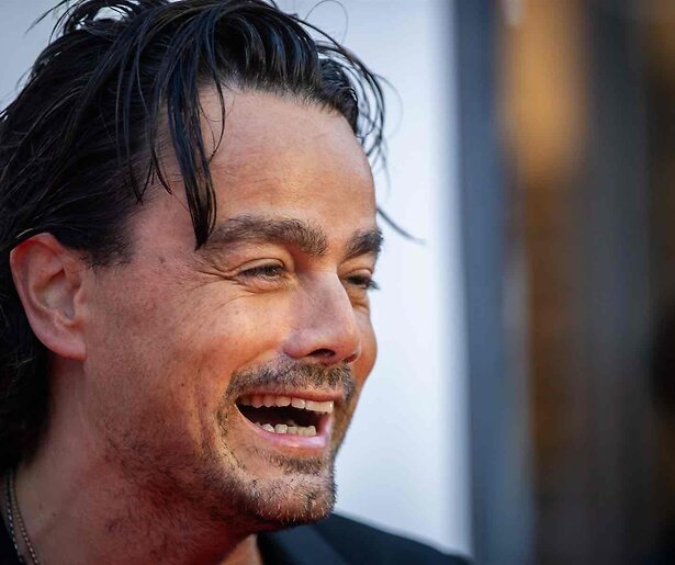 Nieuwe Voice-coach Dinand Woesthoff lapt kritiek aan zijn laars