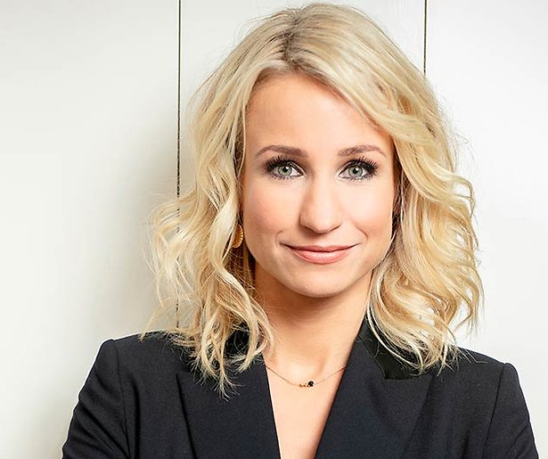 Dionne Stax presenteert Televizier-Ring Gala in smoking