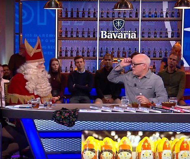 Videosnack: 'Directeurtje' weer als sarcastische Sinterklaas aan tafel bij VI