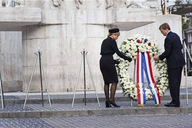 Herdenken op een lege Dam