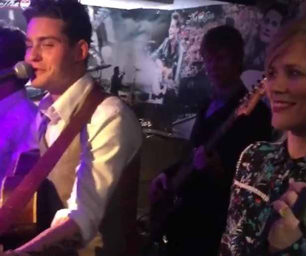 Videosnack: Douwe Bob en The Common Linnets zingen Slow Down