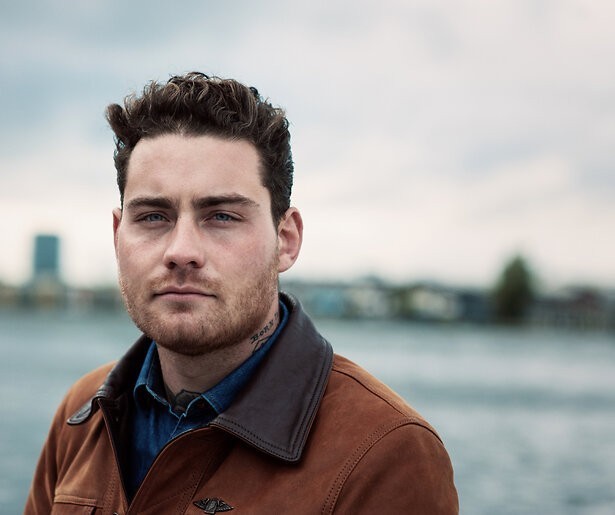 Douwe Bob biedt ’de ultieme Eurovision-ervaring’ aan op zijn woonboot