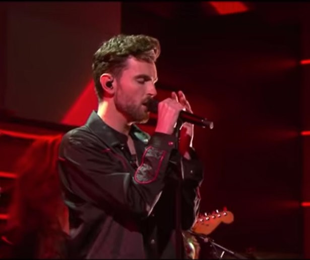 Bloednerveuze Duncan Laurence zingt nieuwe single bij DWDD