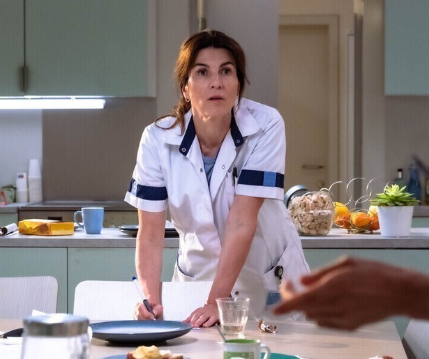 Kim van Kooten heeft haar collega's iets te vertellen in dramaserie Dag & Nacht