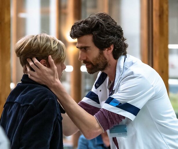 Benja Bruijning moet op het matje komen bij zijn vader in Dag & Nacht