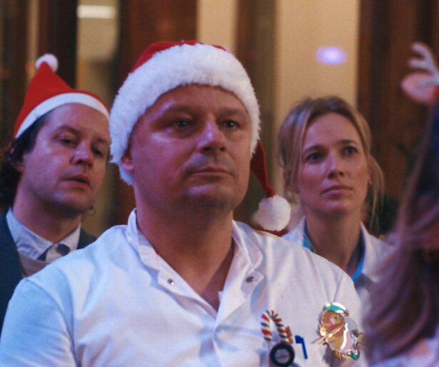 Het personeel plant een gezellige bonte avond voor Mia in Dag & Nacht