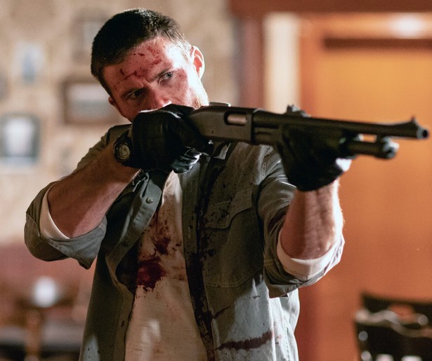 Scott Eastwood krijgt het zwaar te verduren in Dangerous