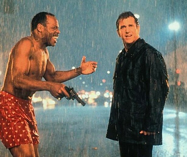 Danny Glover en Mel Gibson jagen op een drugsbende in Lethal Weapon