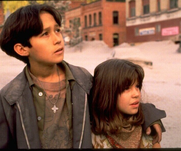 Pierce Brosnan redt mensen van een vulkaanuitbarsting