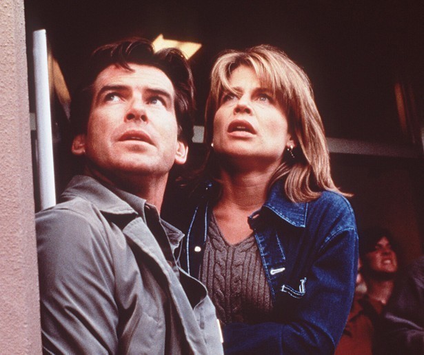 Pierce Brosnan strijdt verder tegen de krachten van de vulkaan in Dante's Peak