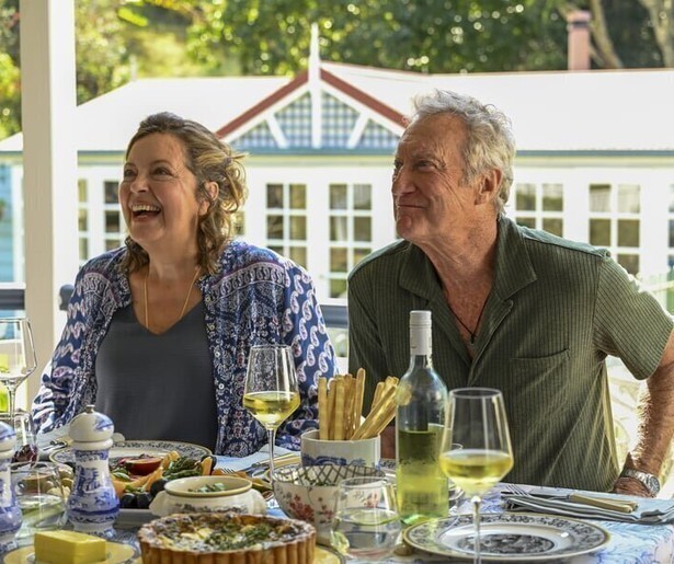 Ga lekker zitten voor de luchtige misdaadserie Darby & Joan bij BBC First