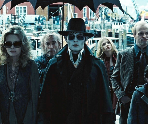 Vampier Johnny Depp bijt zich vast in verleidelijke heks in Dark Shadows