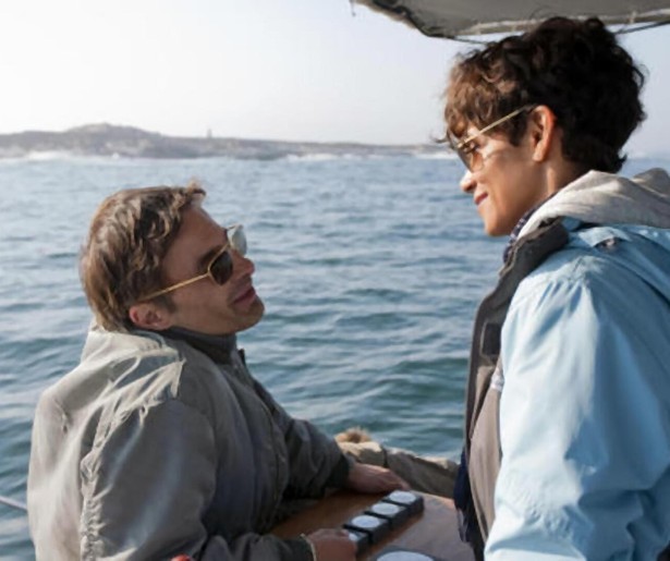Halle Berry is bang voor haaien in avonturenfilm Dark Tide