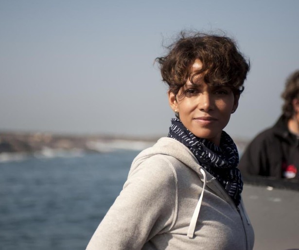 Halle Berry is bang voor haaien in Amerikaanse actiethriller Dark Tide