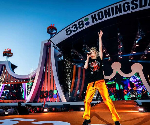 Geniet vanuit je huiskamer mee met 538 Koningsdag 2025