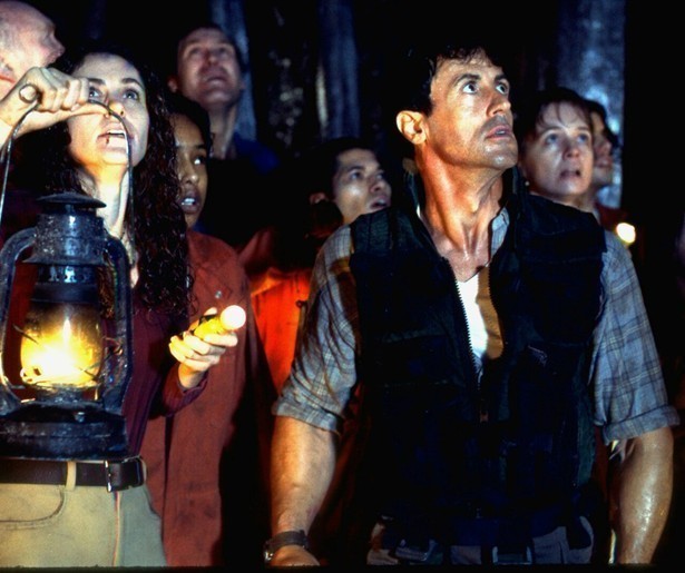 Stallone redt mensen uit een brandende tunnel in Daylight