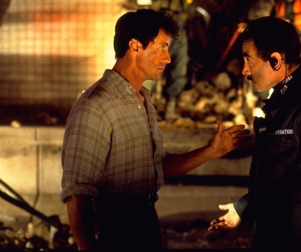 Stallone redt mensen uit een brandende tunnel in Daylight