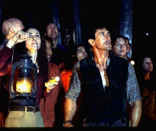 Sylvester Stallone redt mensen uit een brandende tunnel in Daylight op Veronica