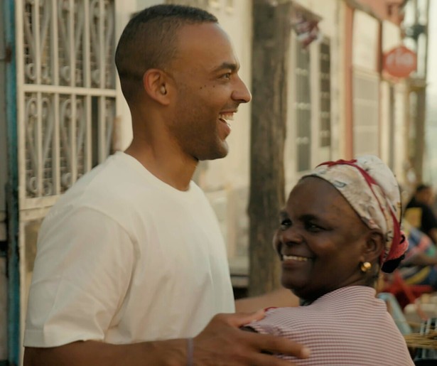 Programmamaker Ikenna Azuike gaat op zoek naar zijn roots in De Afro-Europeaan