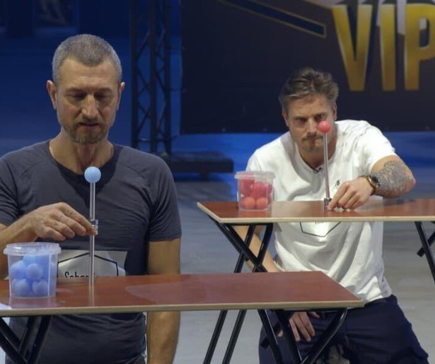 De VIPS wagen zich aan het bijzondere fenomeen stokpaardrijden in De Alleskunner