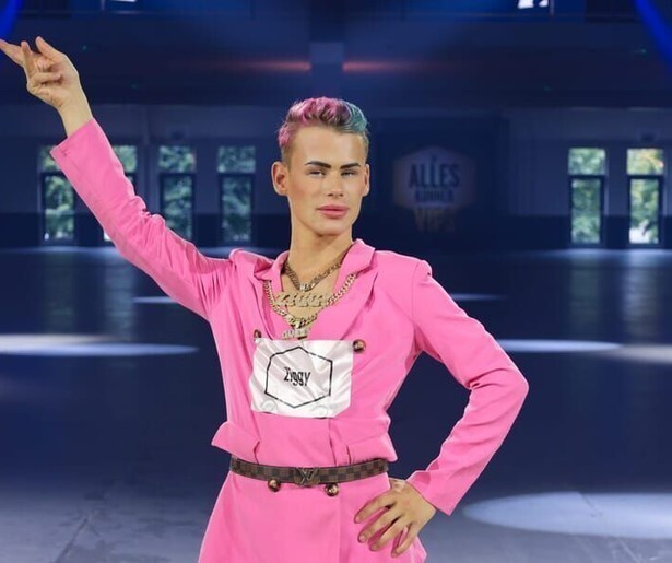 De deelnemers van De Alleskunner VIPS wagen zich aan een ingewikkelde tetrispuzzel