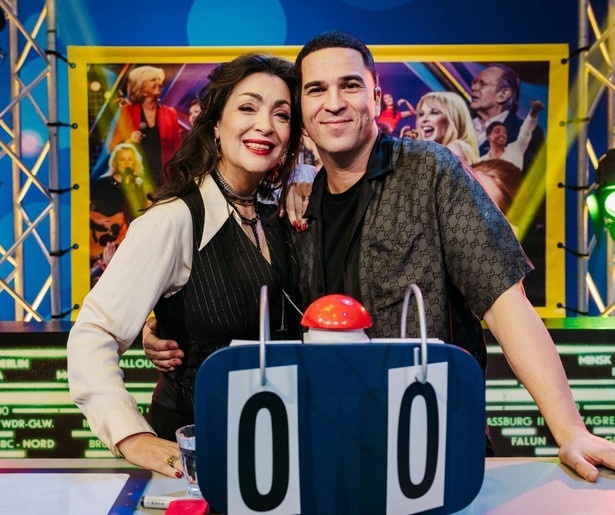 Monique Klemann en Nabil Aoulad Ayad doen een gooi naar de winst in De Arbeidsvitaminen Quiz