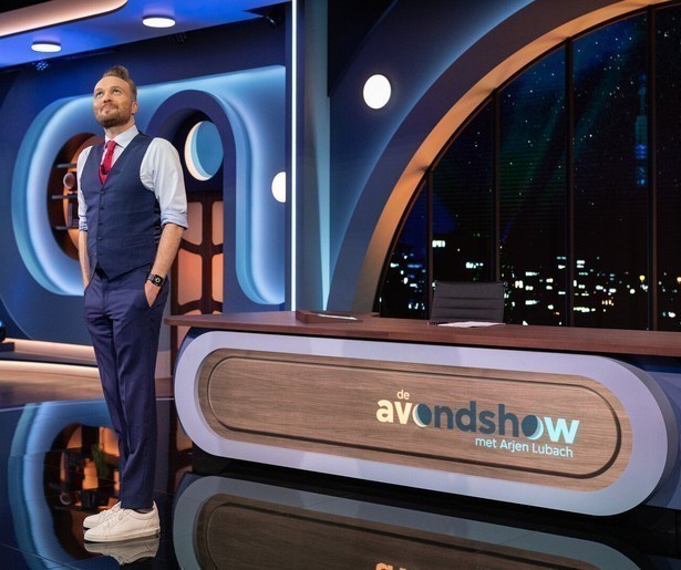 Arjen Lubach bespreekt weer op geheel wijze de actualiteiten in nieuw seizoen De Avondshow met Arjen Lubach
