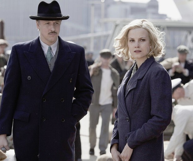 Sylvia Hoeks wil geen gespuis in haar kroeg in De Bende van Oss