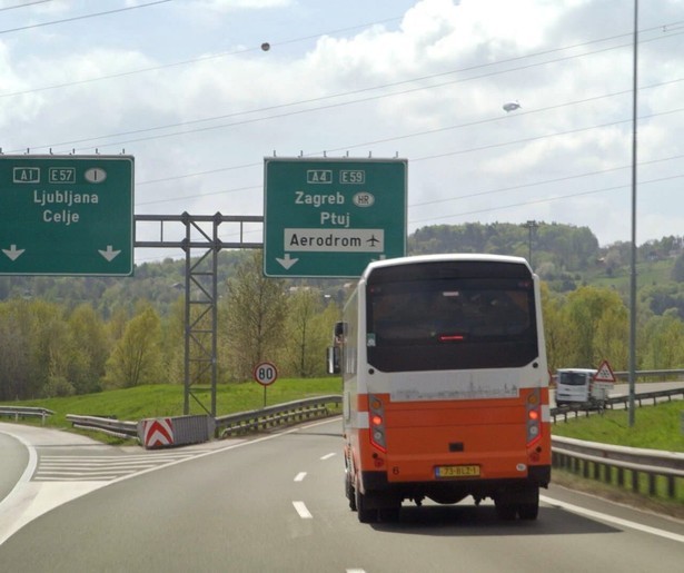 De bus met vrouwen bereikt hun eindpunt in Mostar