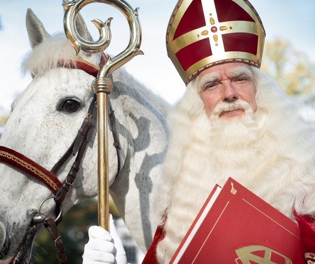 Sinterklaas en zijn Pieten zetten voet aan wal op Texel tijdens de feestelijke intocht van Sinterklaas