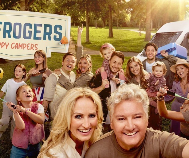 De Frogers krijgen eindelijk lekker weer tijdens hun trip door Engeland in De Frogers: Happy Campers