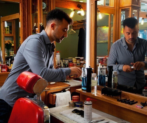 Özcan Akyol knipt Bert van Leeuwen