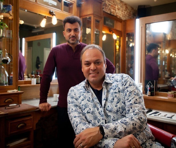 Özcan Akyol krijgt Frans Bauer in de kapstoel