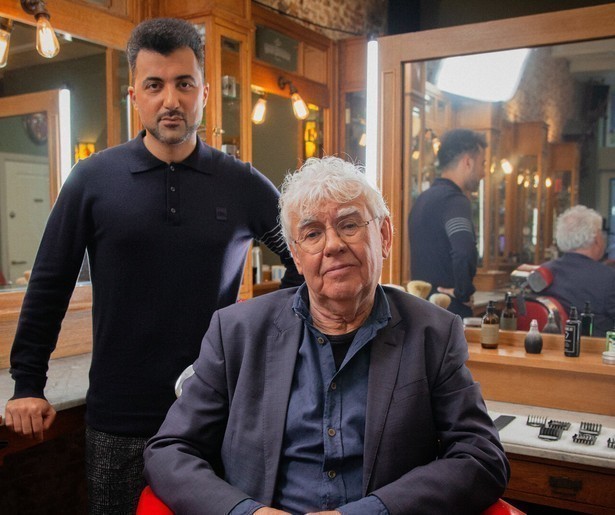 Schrijver Geert Mak in de kappersstoel