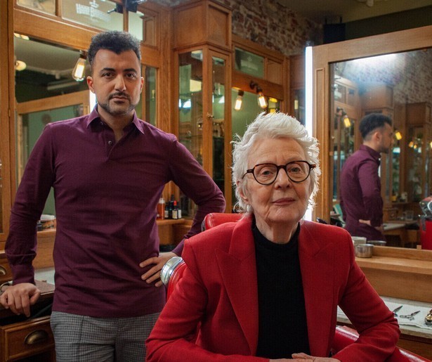 Carry Slee neemt plaats in de kappersstoel