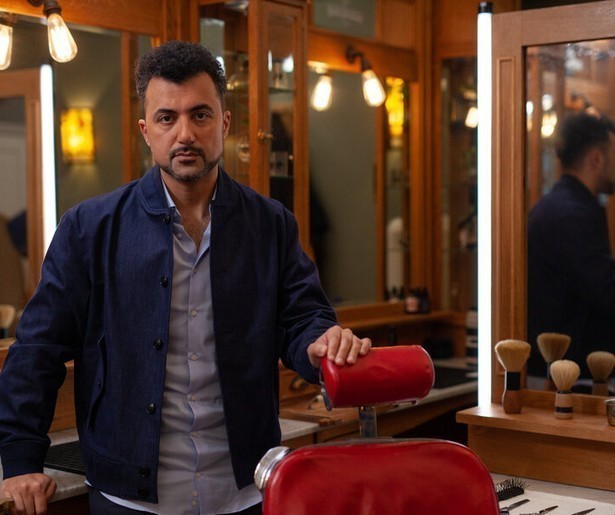 Özcan Akyol ontvangt Jeugdjournaal-icoon Marga van Praag 