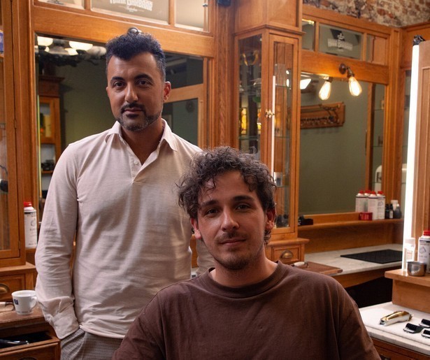 Krullenbol Nielson komt langs bij kapper Eus in De Geknipte Gast