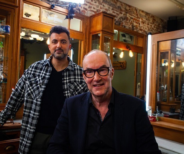 Özcan Akyol interviewt Bart Chabot in seizoensstart van De Geknipte Gast