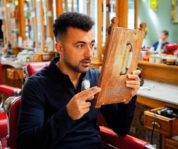 Lilian Marijnissen bezoekt de barbierswinkel van Özcan Akyol