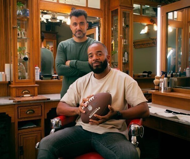 Van wijkagent tot presentator: Dwight van van de Vijver te gast in De Geknipte Gast