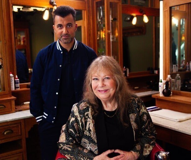 Wieteke van Dort brengt een bezoekje aan de kapsalon van Özcan Akyol in De Geknipte Gast