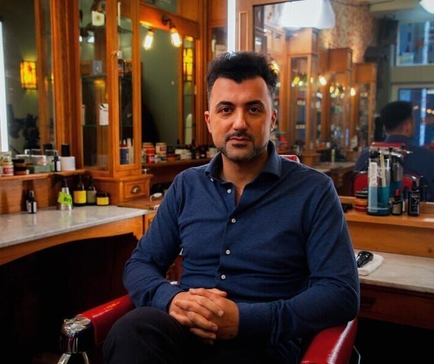 Özcan Akyol ontvangt Ben Cramer in De Geknipte Gast