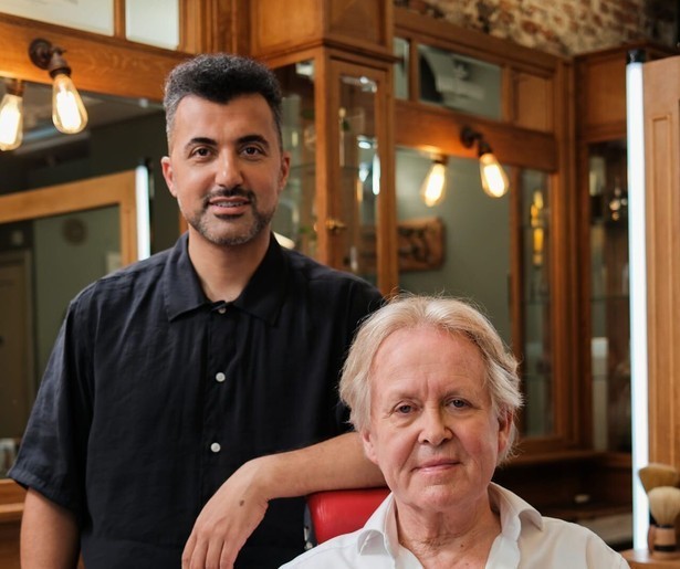 Özcan Akyol ontvangt Thomas Rosenboom in zijn De Geknipte Gast-kapperszaak