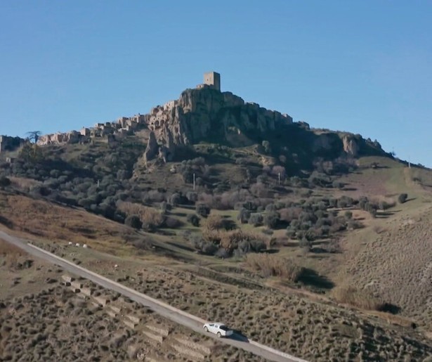 Ireen Wüst en Roxanne Kwant stappen samen in de auto in De Gevaarlijkste Wegen