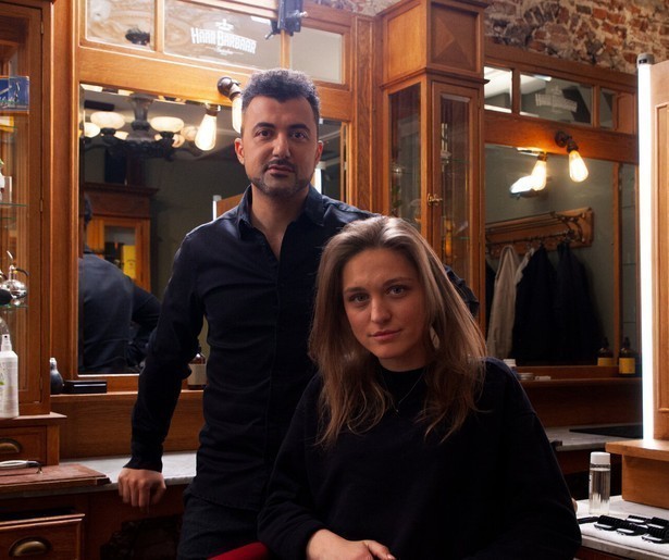 Özcan Akyol in gesprek met vluchtelingen