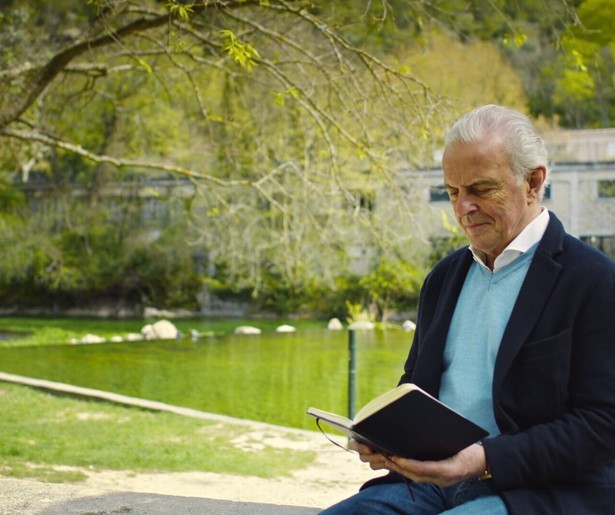 Huub Stapel komt terecht in de fraaie vestingstad Carcassonne in De Grooten Tour van de Gebroeders de Witt