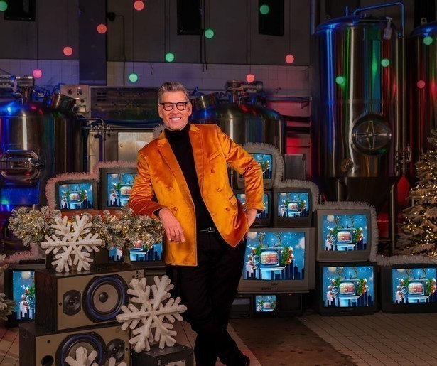 Erik van der Hoff presenteert op kerstavond De Grote Kerstmuziekquiz op NET5