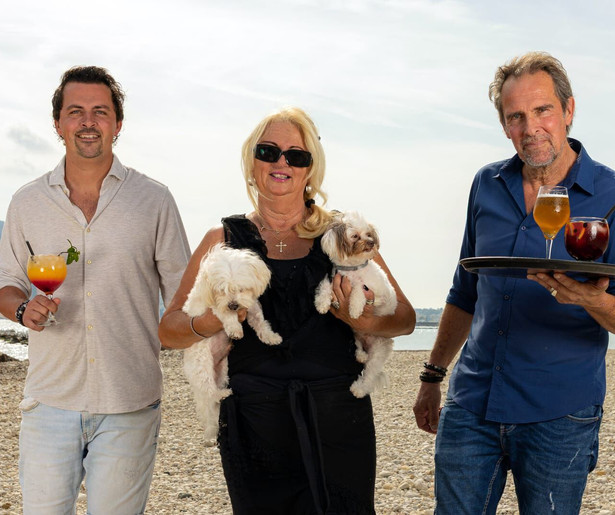 De Hanslers bereiden zich voor op de opening van een beachclub