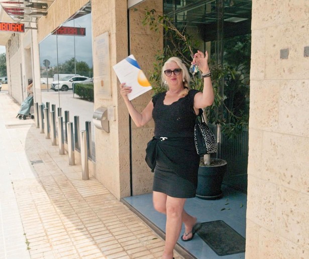 Monique spreekt Denise aan op haar manier van huishouden in De Hanslers: Van de Piste naar de Playa