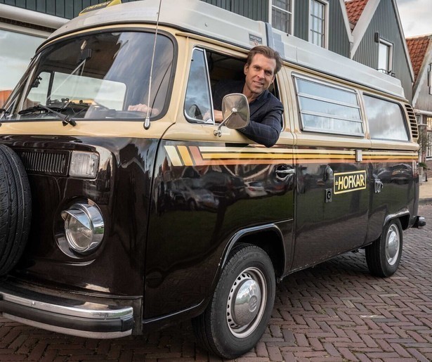 Rutger Castricum ontvangt politici in de taxi op NPO 2